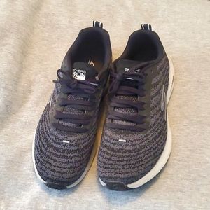 Black sketchers tennis shoes